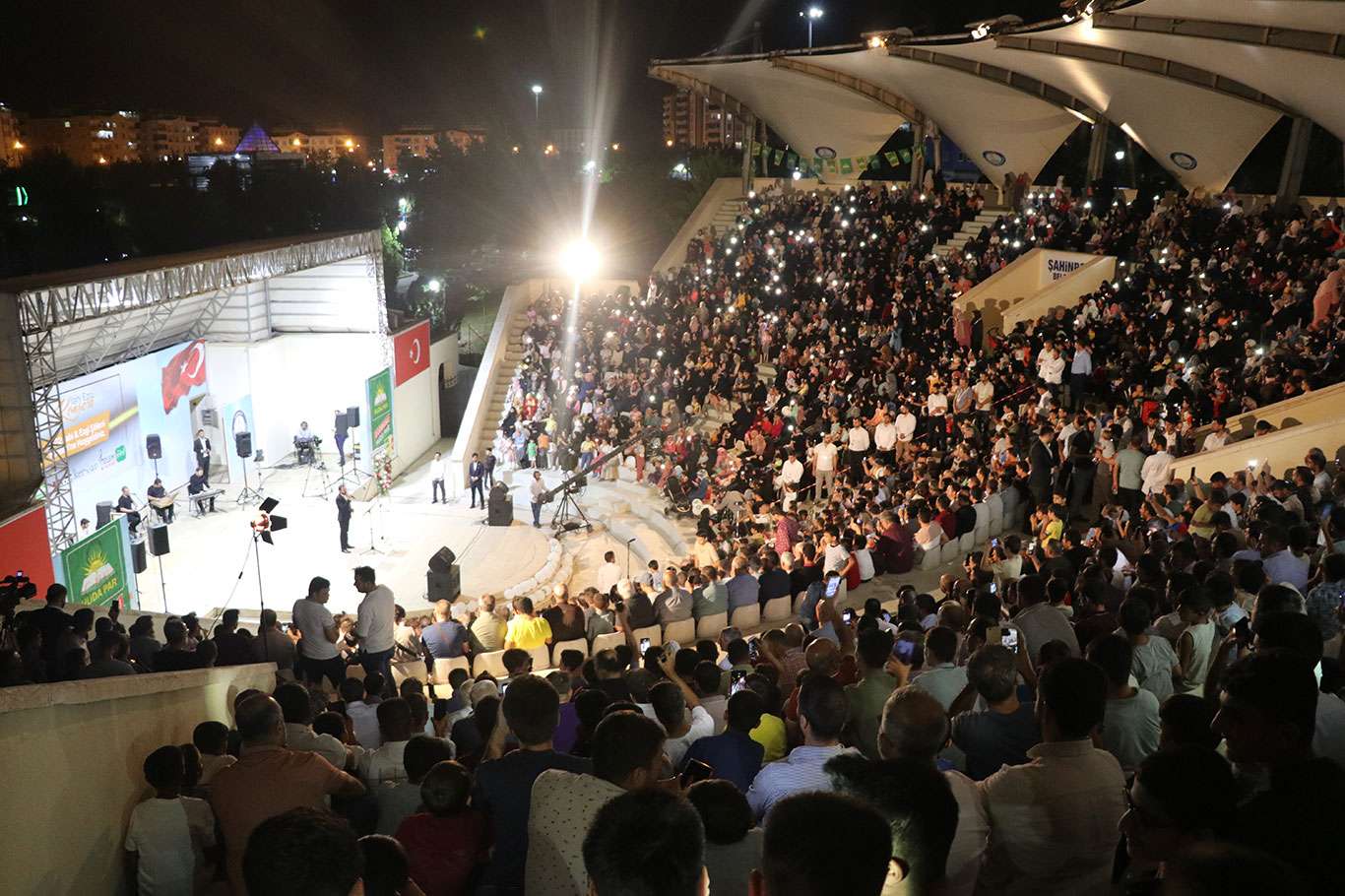 Hür Gençlik'ten Gaziantep'te İlahi Ezgi Konseri: Eğlenirken helal dairesinde kalmak Hür Gençlik'ten Gaziantep'te İlahi Ezgi Konseri: Eğlenirken helal dairesinde kalmak